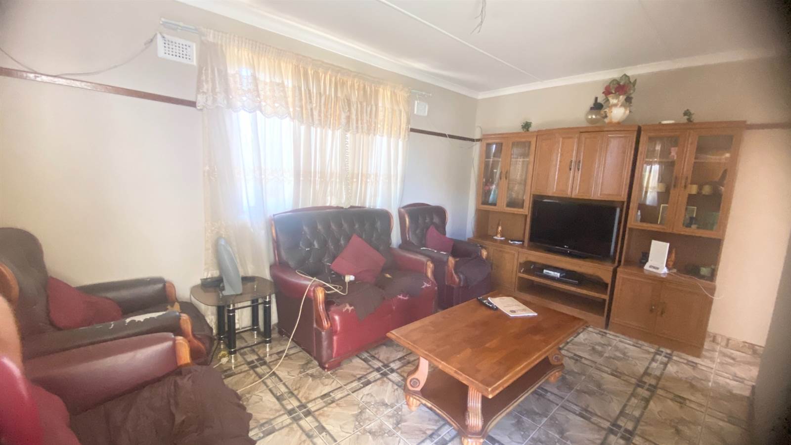 4 Bed House in Umlazi photo number 10