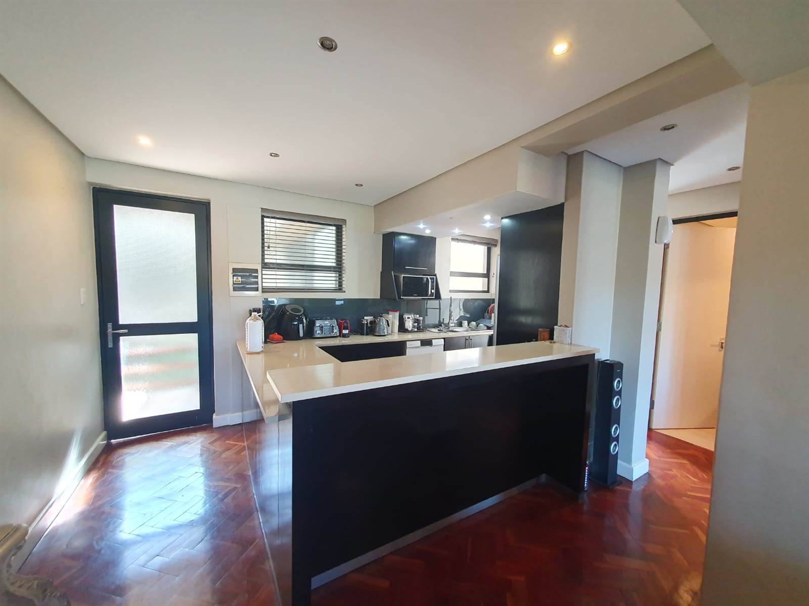 2 Bed Apartment in Greenside photo number 8