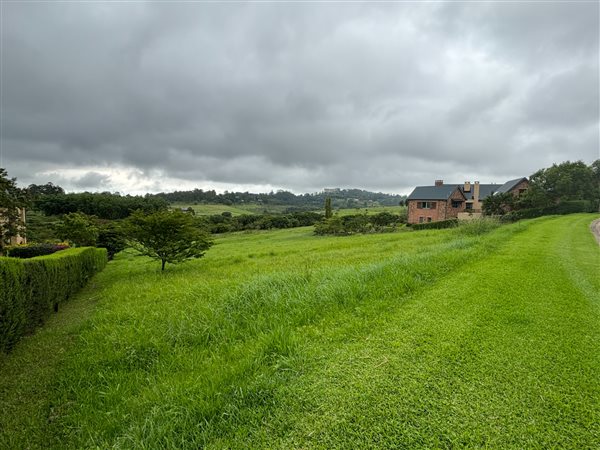 3 715 m² Land