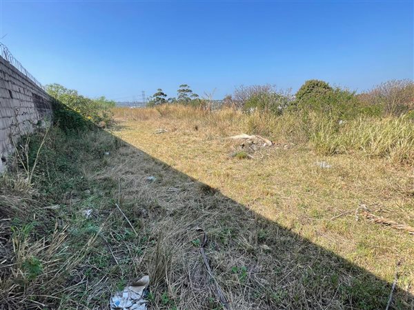 1 121 m² Land