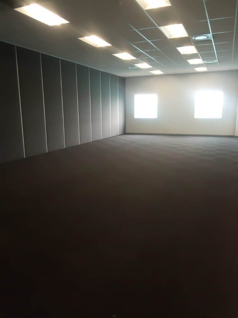 7568  m² Commercial space in Stamford Hill photo number 24