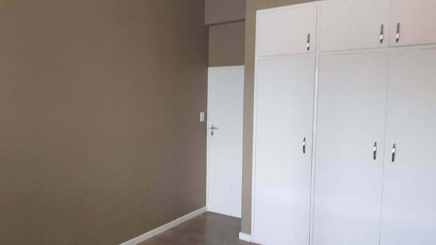 2 Bed Apartment in Sonheuwel photo number 11