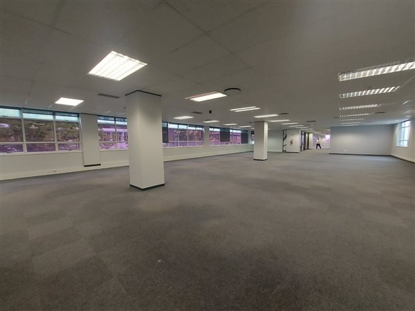 888  m² Commercial space