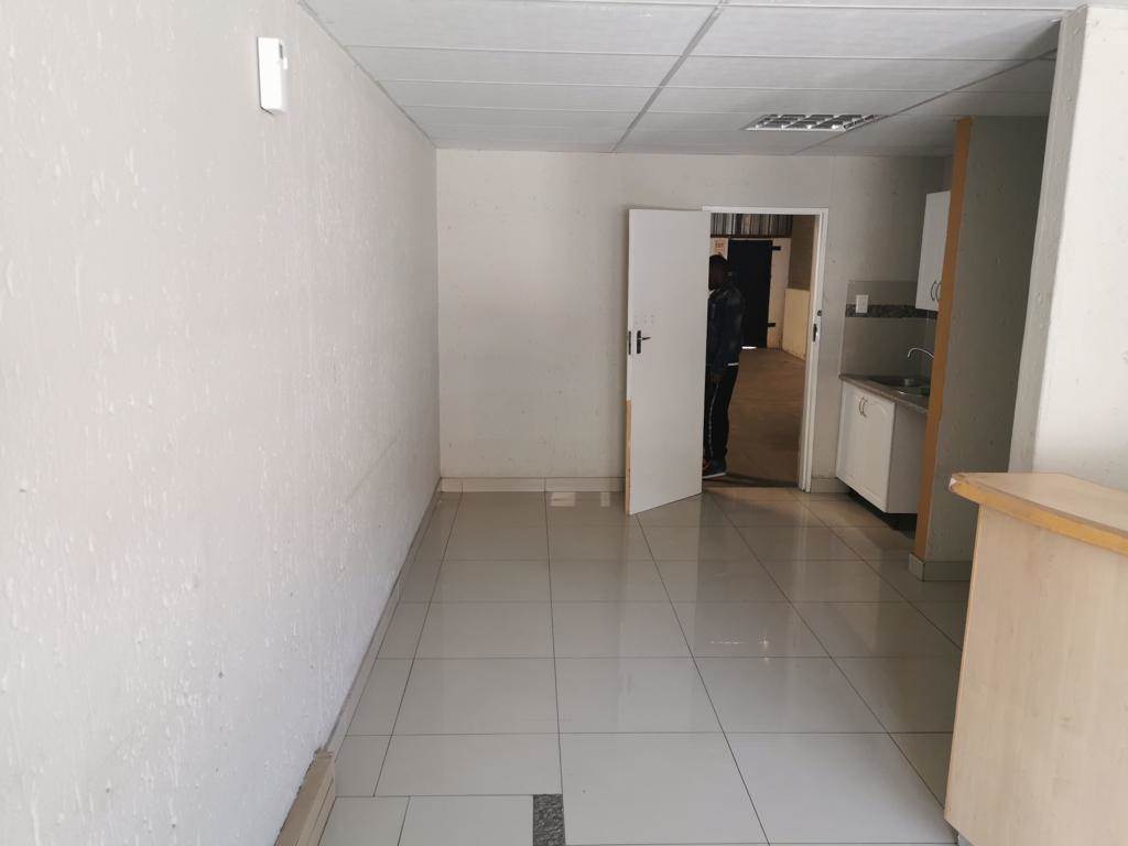 270  m² Office Space in Halfway House photo number 11