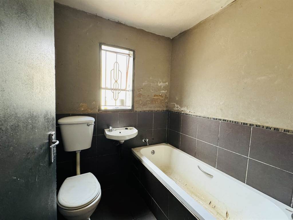 5 Bed House in Daveyton photo number 15