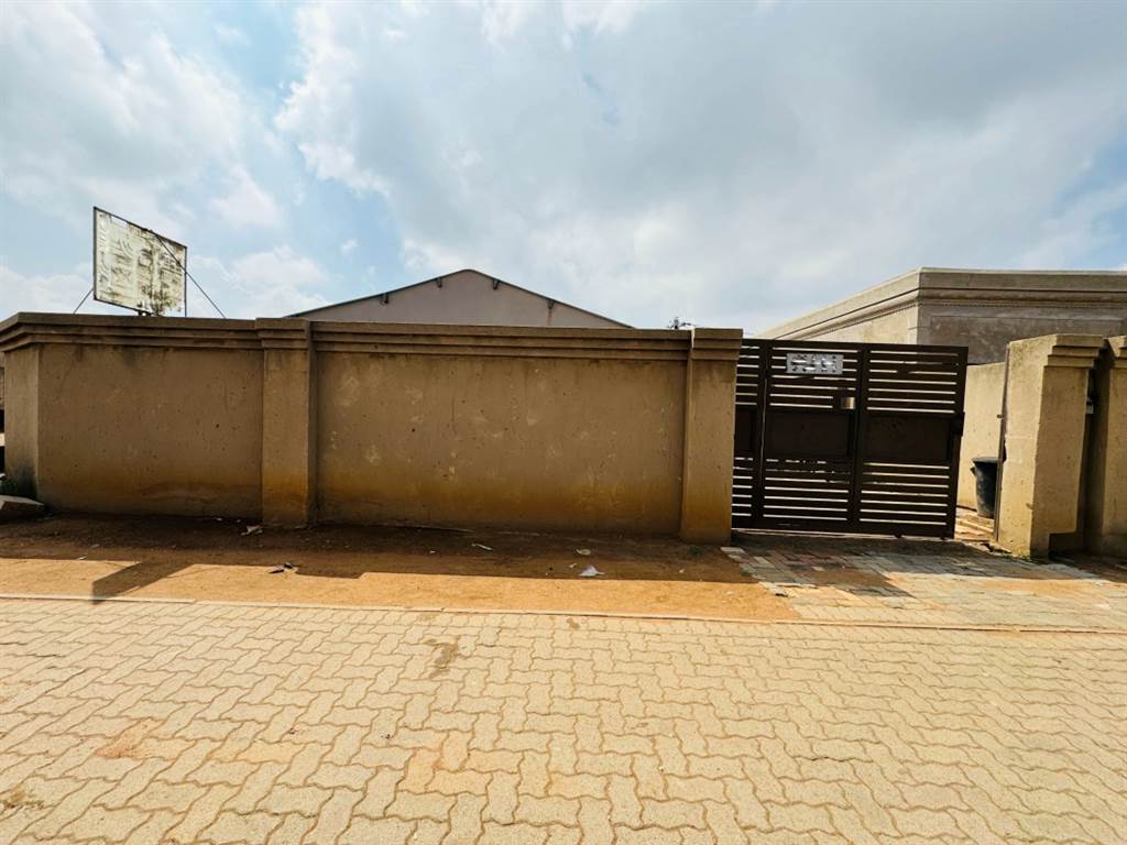 5 Bed House in Daveyton photo number 1