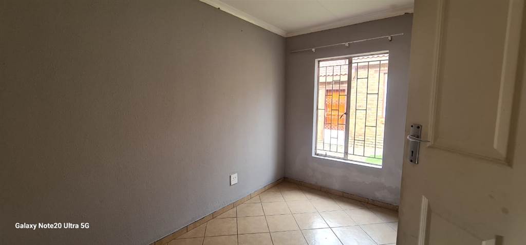 2 Bed Townhouse in Olievenhoutbosch photo number 7