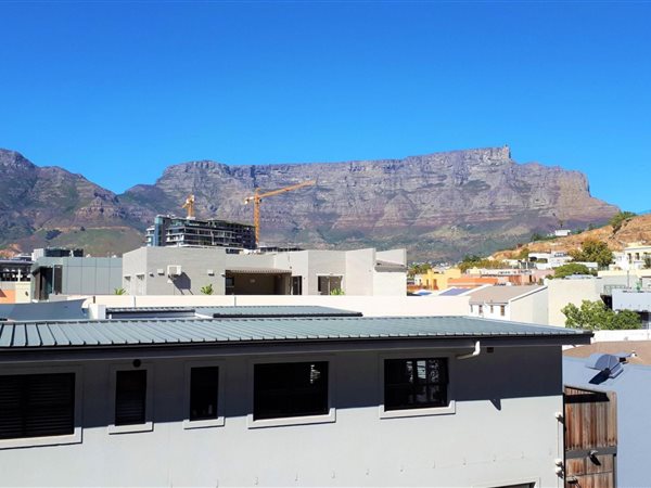 175  m² Commercial space in Green Point