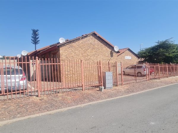 2 Bed Townhouse in Olievenhoutbosch