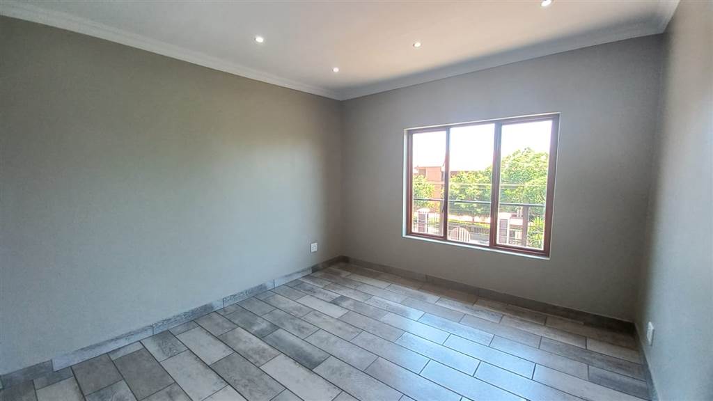 25  m² Commercial space in Waterkloof Glen photo number 8