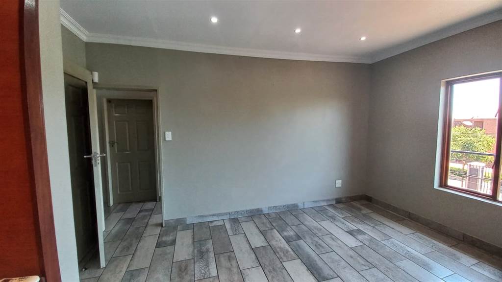 25  m² Commercial space in Waterkloof Glen photo number 11
