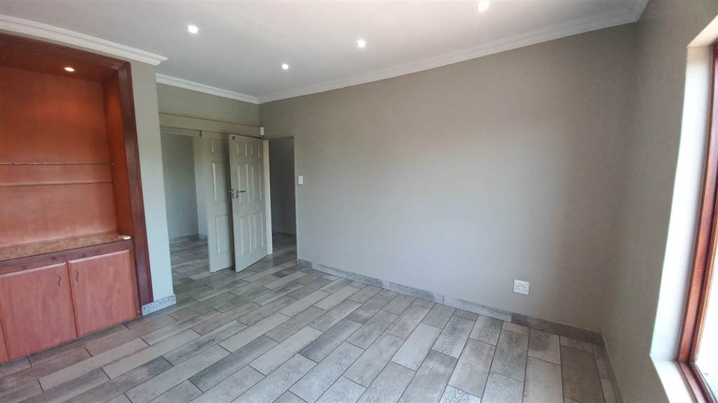 25  m² Commercial space in Waterkloof Glen photo number 5