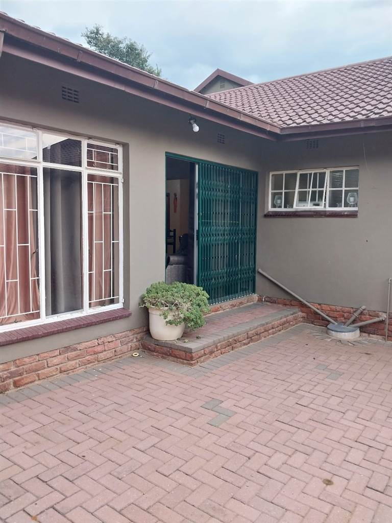 4 Bed House in Protea Park photo number 25