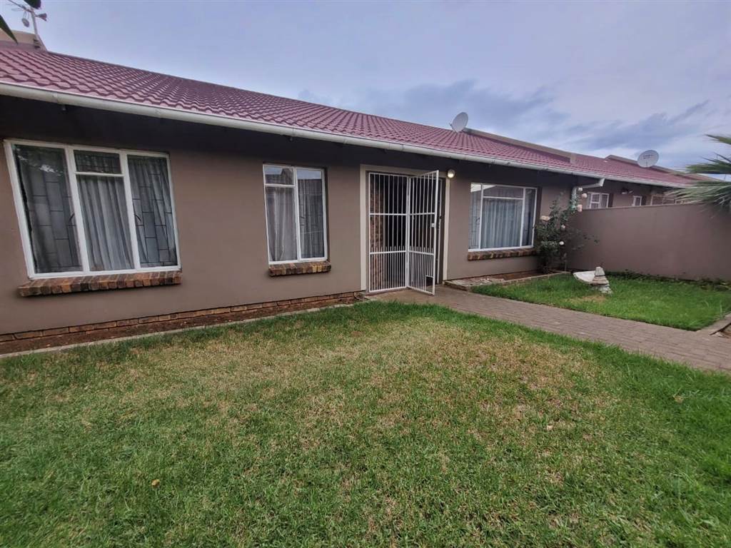 3 Bed Townhouse in Uitsig photo number 19