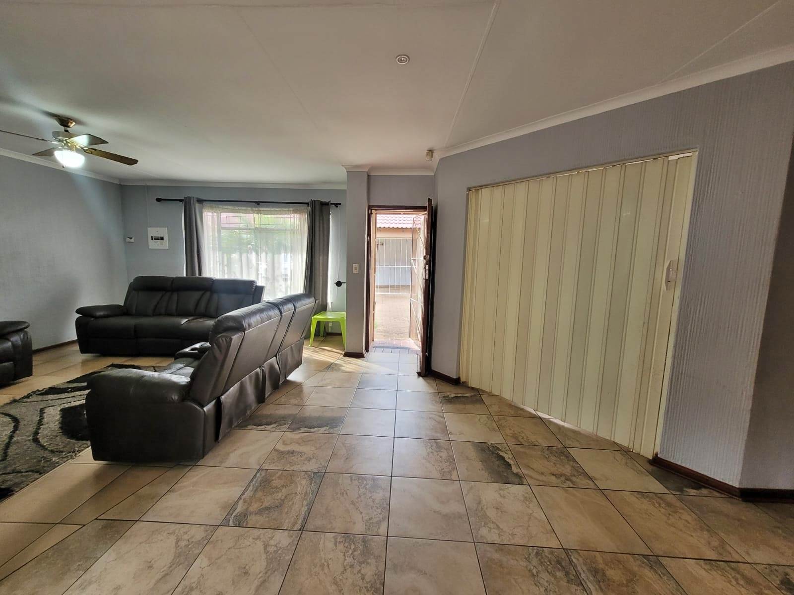 3 Bed Townhouse in Uitsig photo number 6