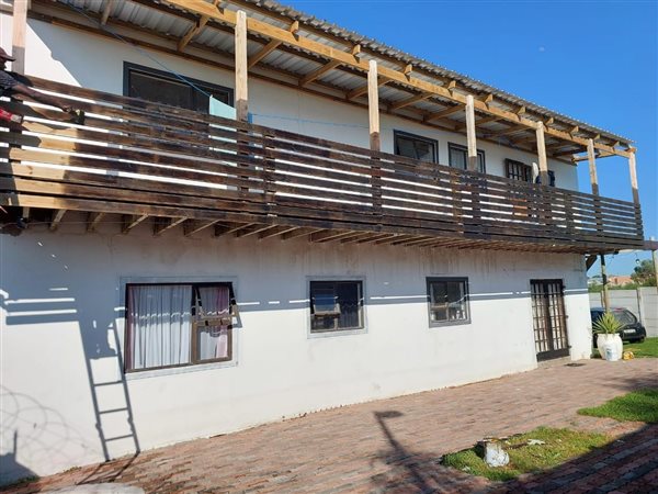 8 Bed House in Parsons Vlei
