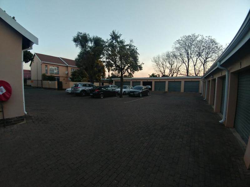 2 Bed Townhouse in Rietfontein photo number 24