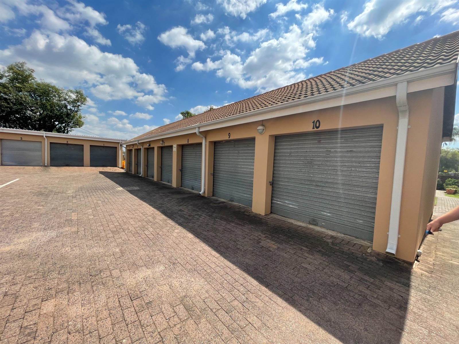 2 Bed Townhouse in Rietfontein photo number 22