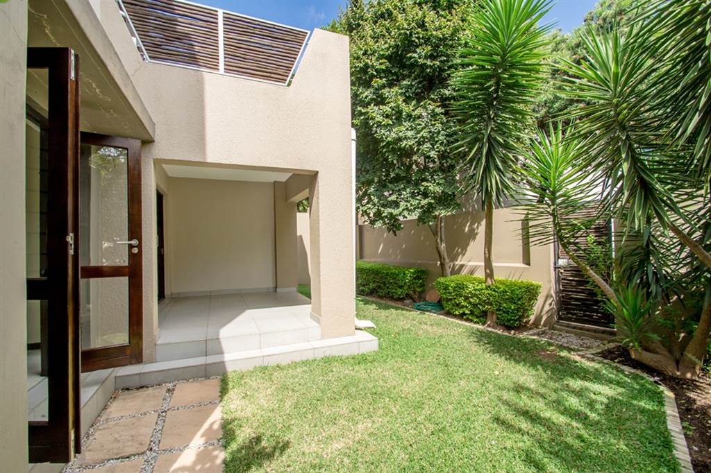 2 Bed Townhouse in Fourways photo number 19