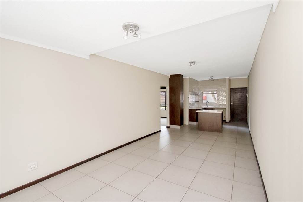 2 Bed Townhouse in Fourways photo number 7