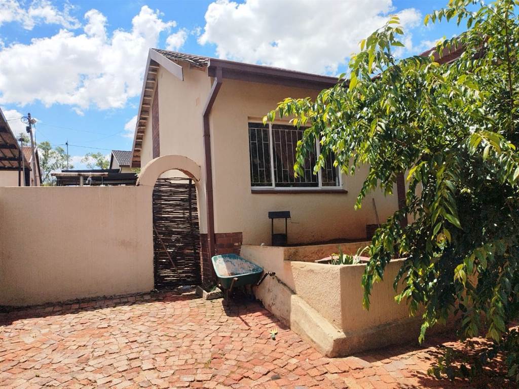 3 Bed House in Laversburg photo number 2
