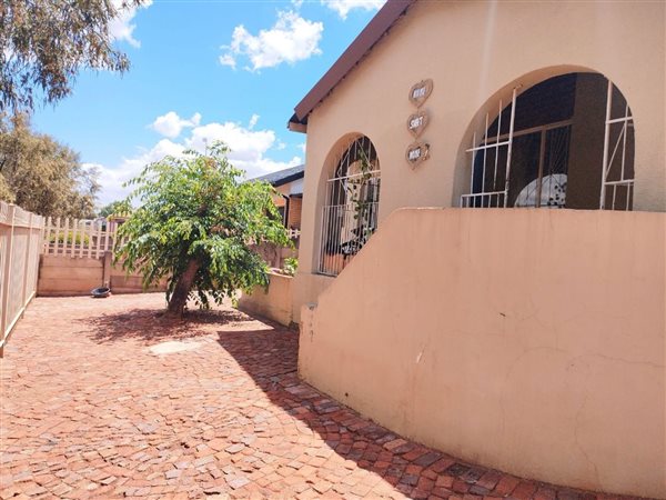 3 Bed House in Laversburg