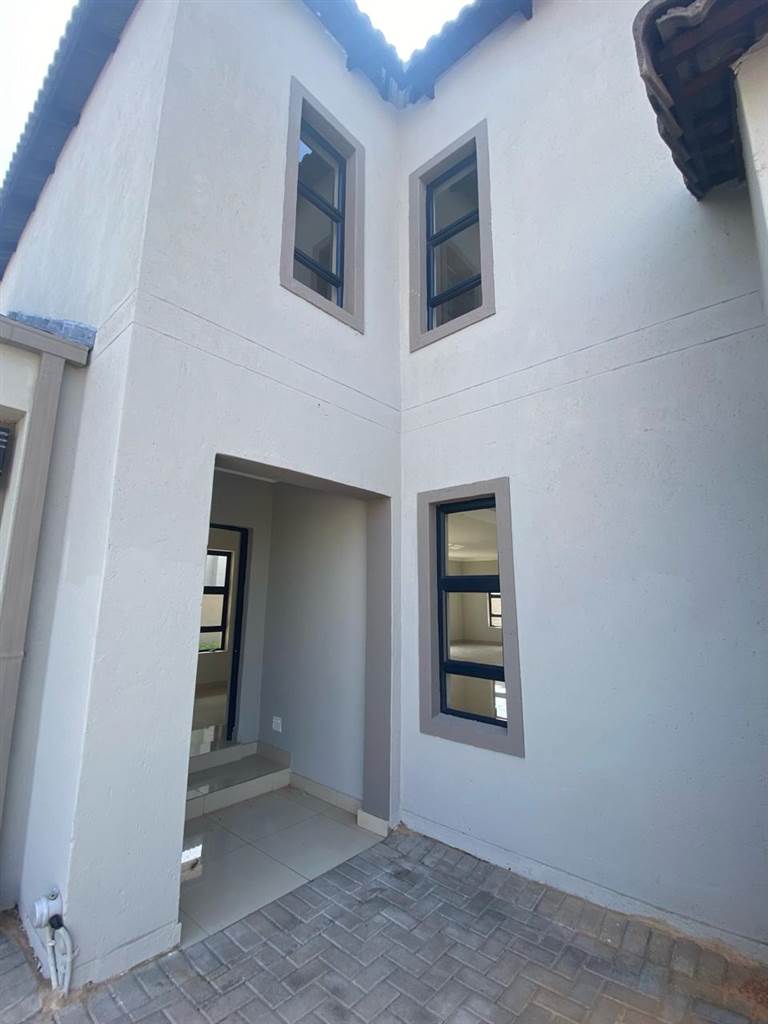 4 Bed House in Derdepoort photo number 5