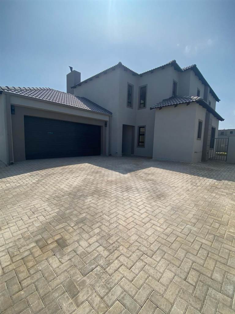 4 Bed House in Derdepoort photo number 3