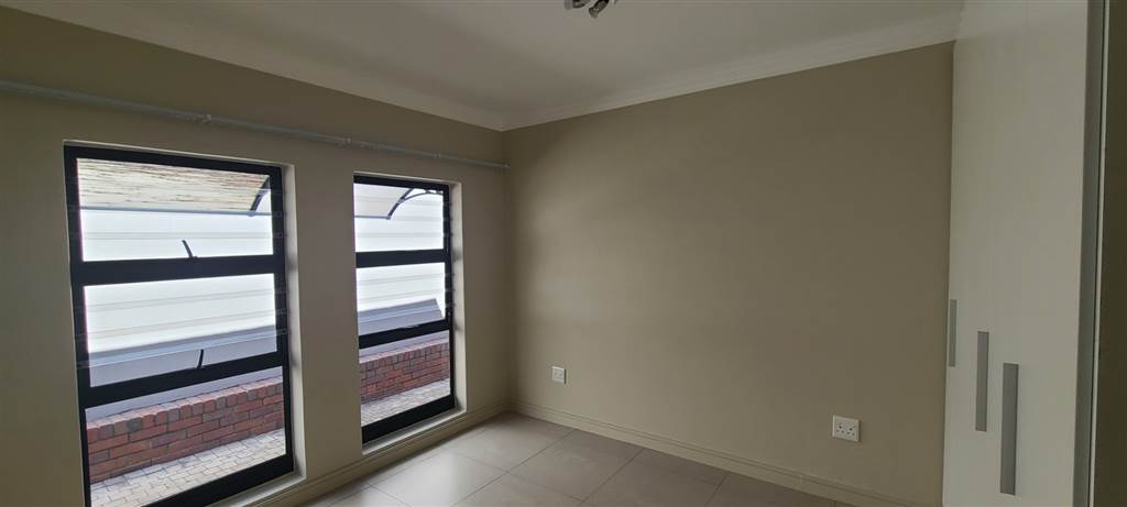 2 Bed Townhouse in Eastleigh photo number 8