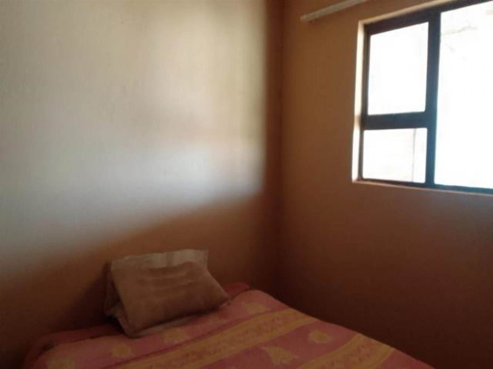 3 Bed House in Port Elizabeth Central photo number 7