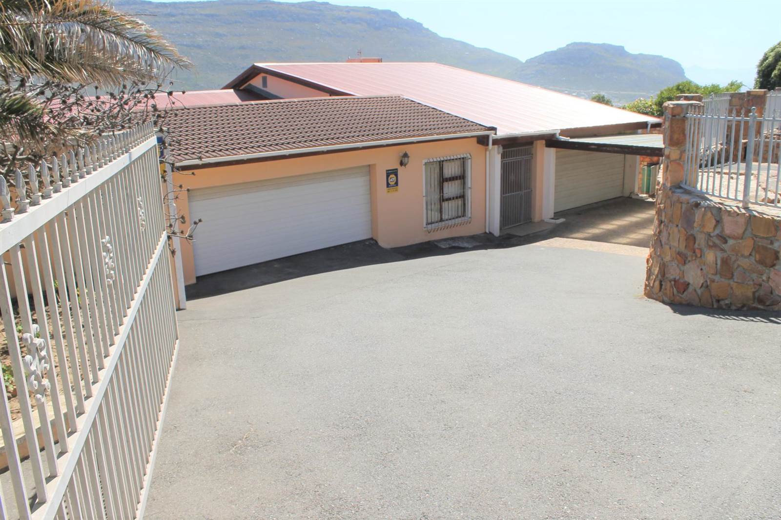 10 Bed House in Fish Hoek photo number 3