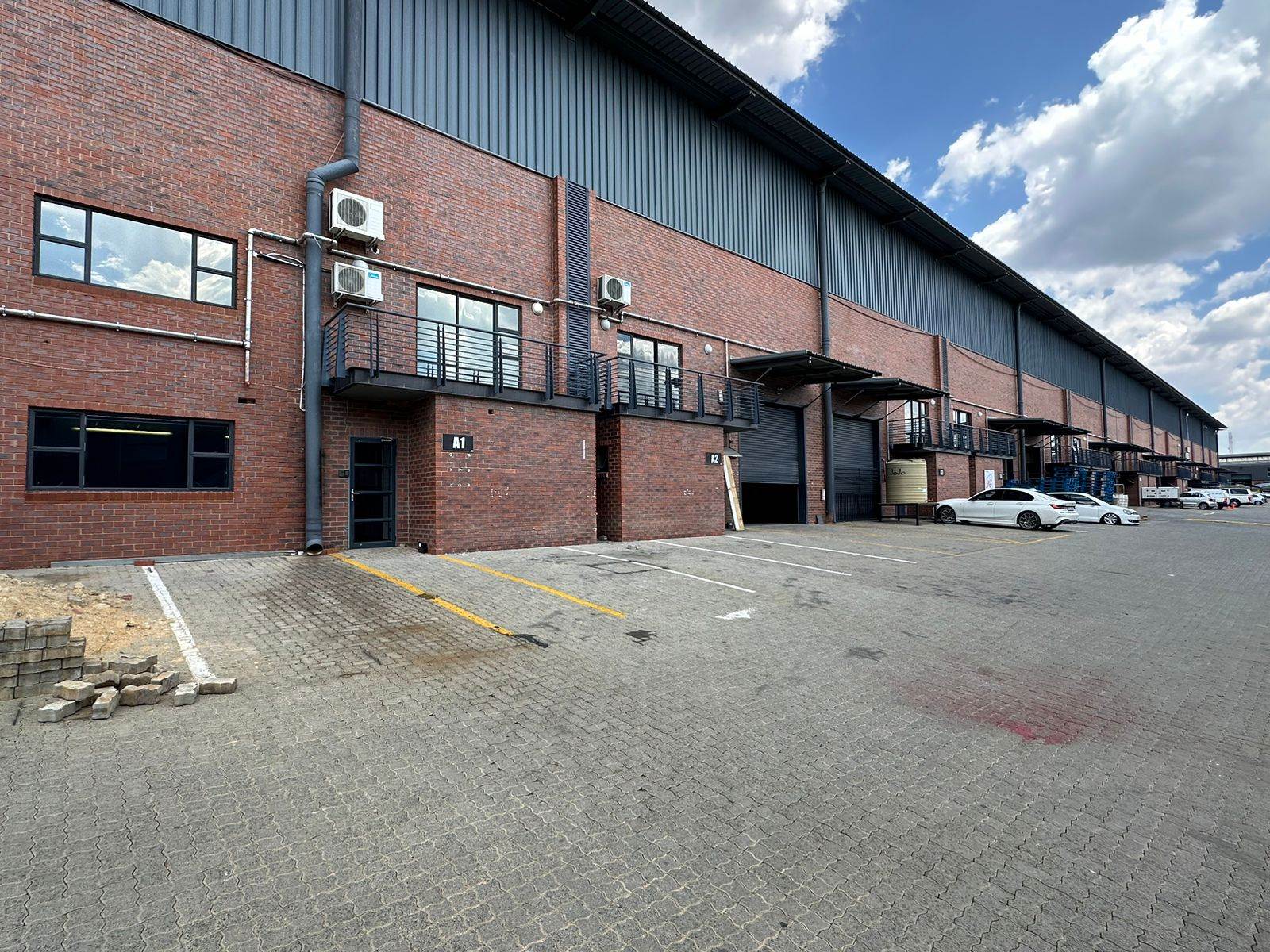 941  m² Industrial space in Laser Park photo number 1