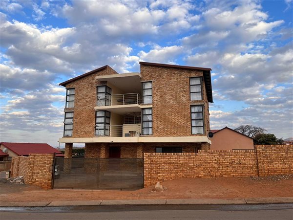 221  m² Commercial space in Tlhabane