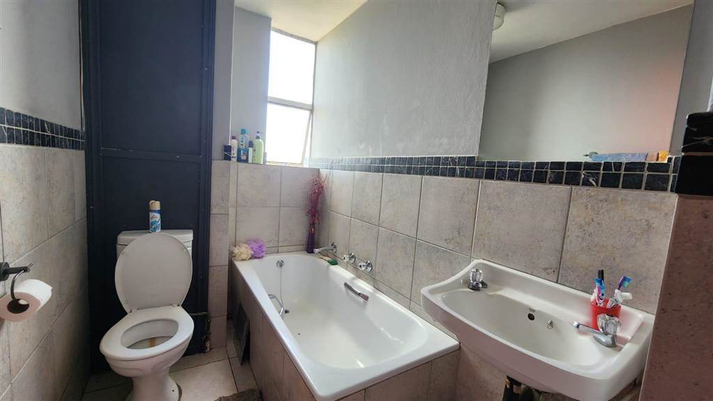 3 Bed Apartment in Rietfontein photo number 11