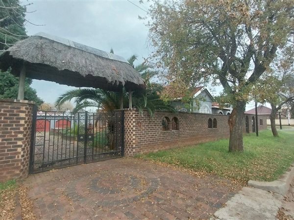 2 Bed House in Roodepoort North