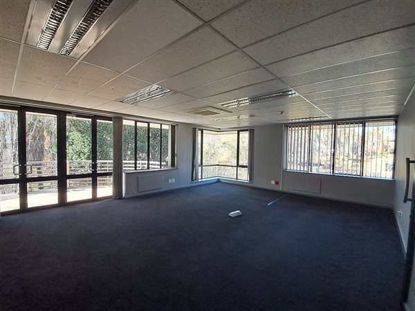 686  m² Commercial space