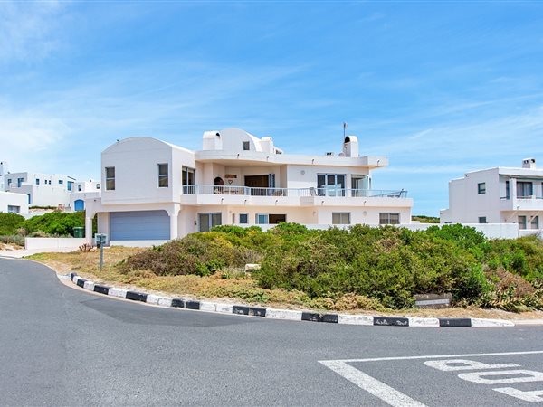 6 Bed House in Paradise Beach
