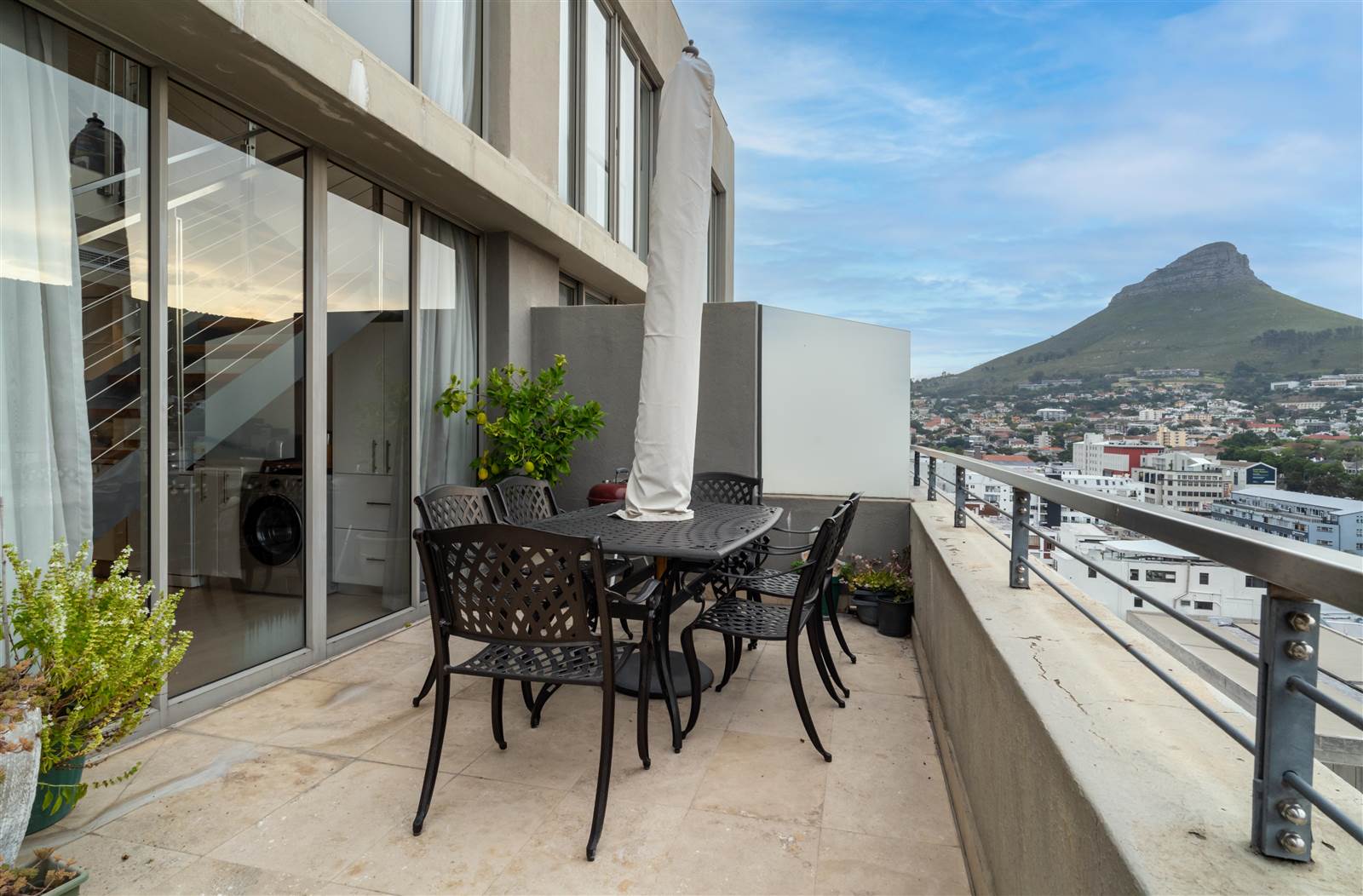 2 Bed Apartment in Cape Town City Centre photo number 11