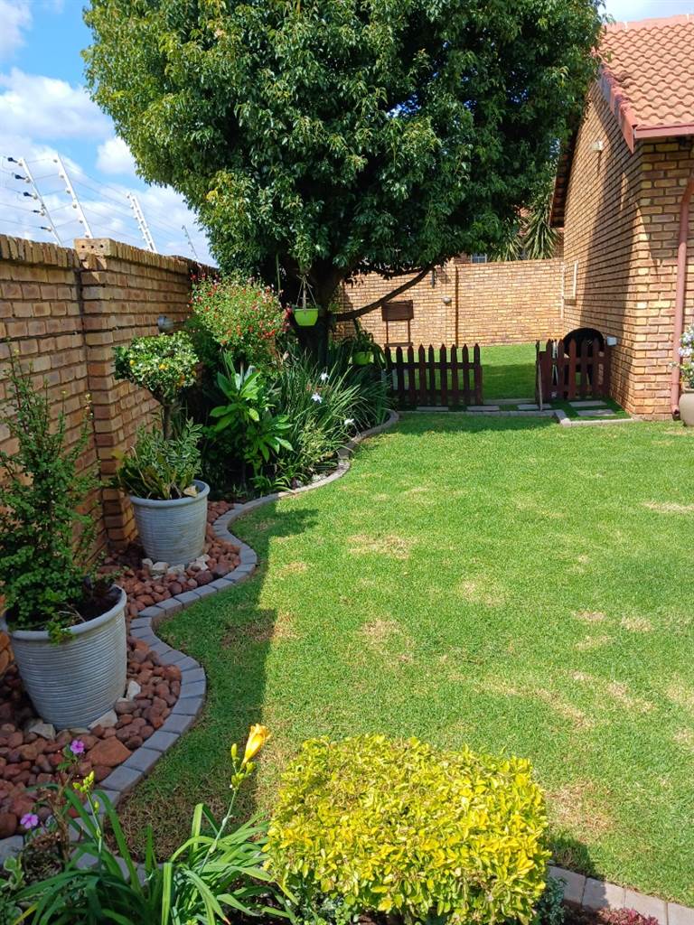 3 Bed Townhouse in Rooihuiskraal North photo number 22