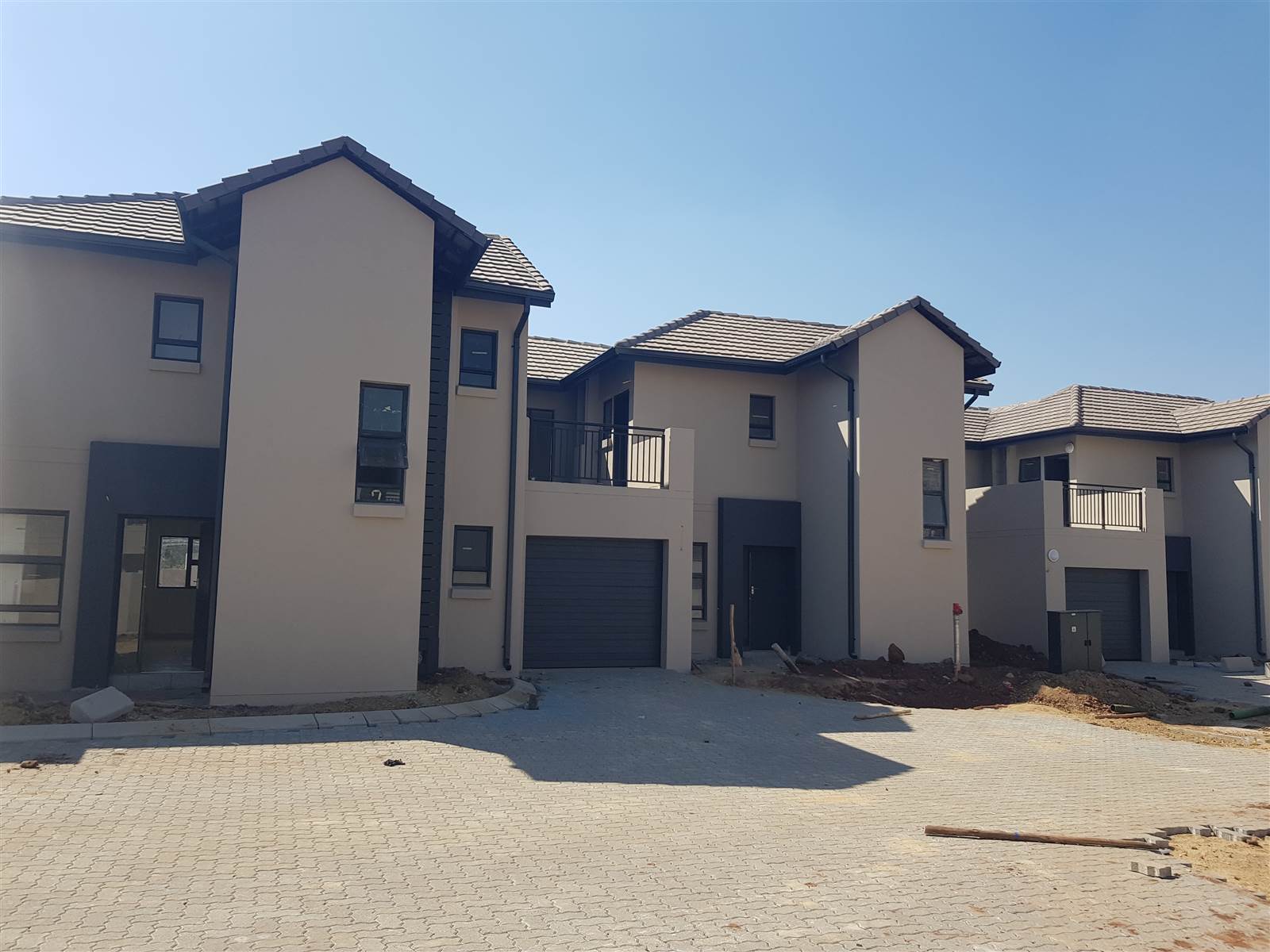 3 Bed Townhouse in Raslouw AH photo number 1