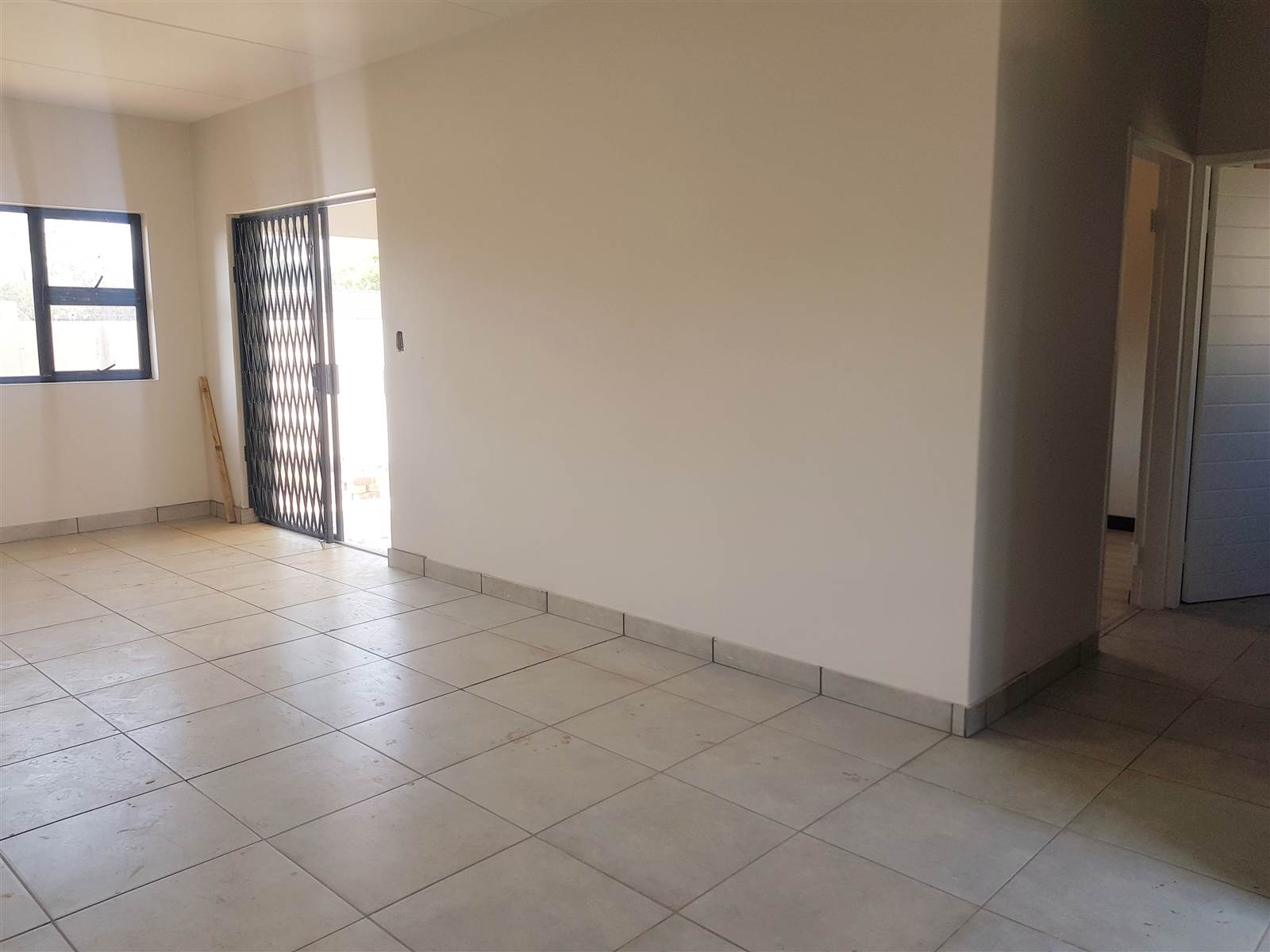 3 Bed Townhouse in Raslouw AH photo number 3