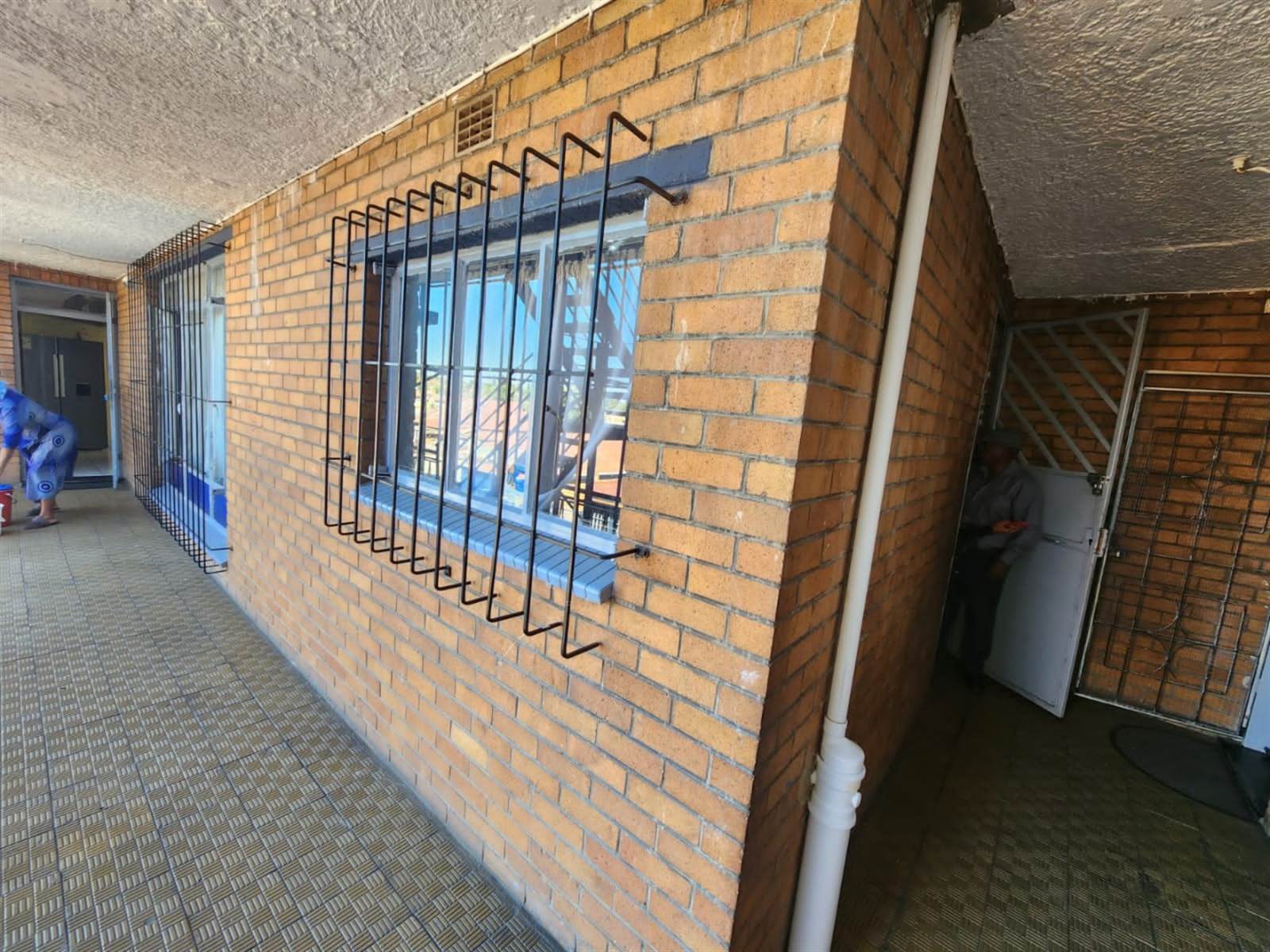 2 Bed Apartment in Germiston Central photo number 5