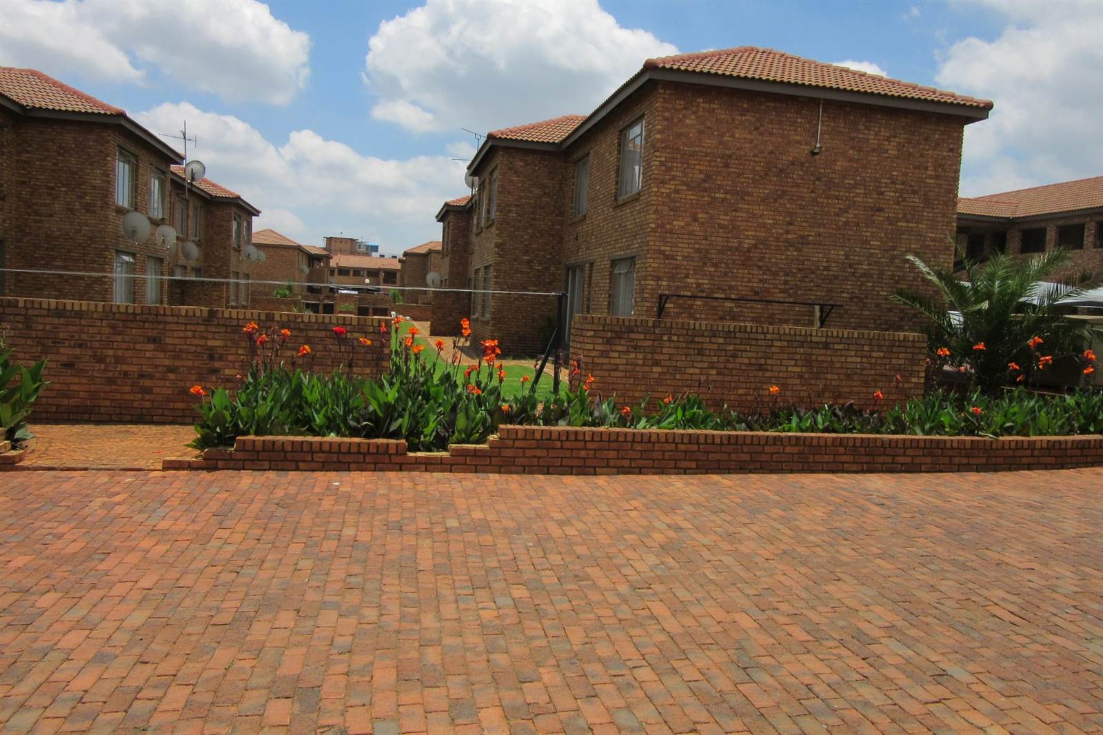 2 Bed Apartment in Krugersrus photo number 1