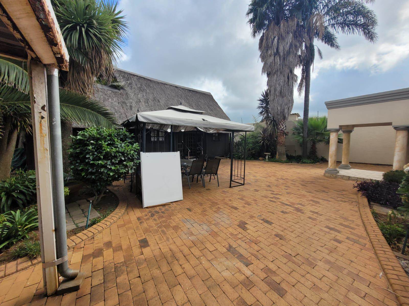250  m² Commercial space in Glen Marais photo number 17