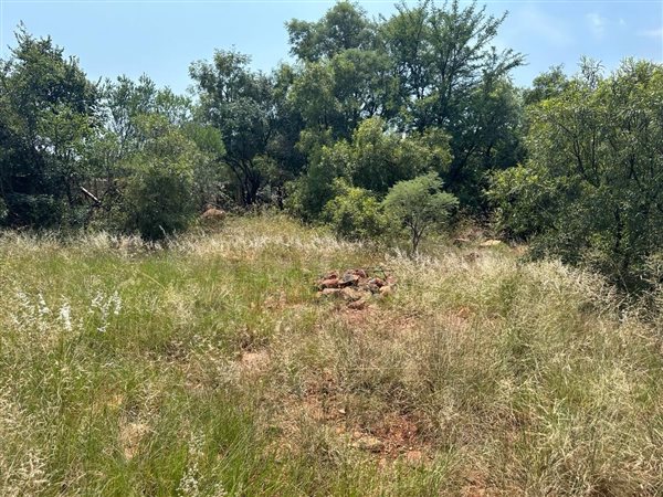 911 m² Land available in Leloko