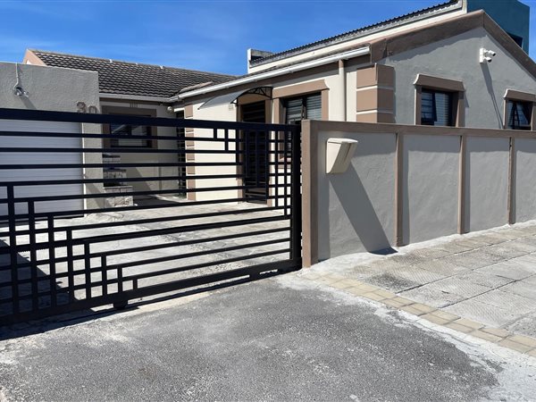 4 Bed House in Strandfontein