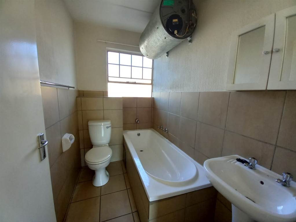 1 Bed Apartment in Kempton Park Central photo number 10