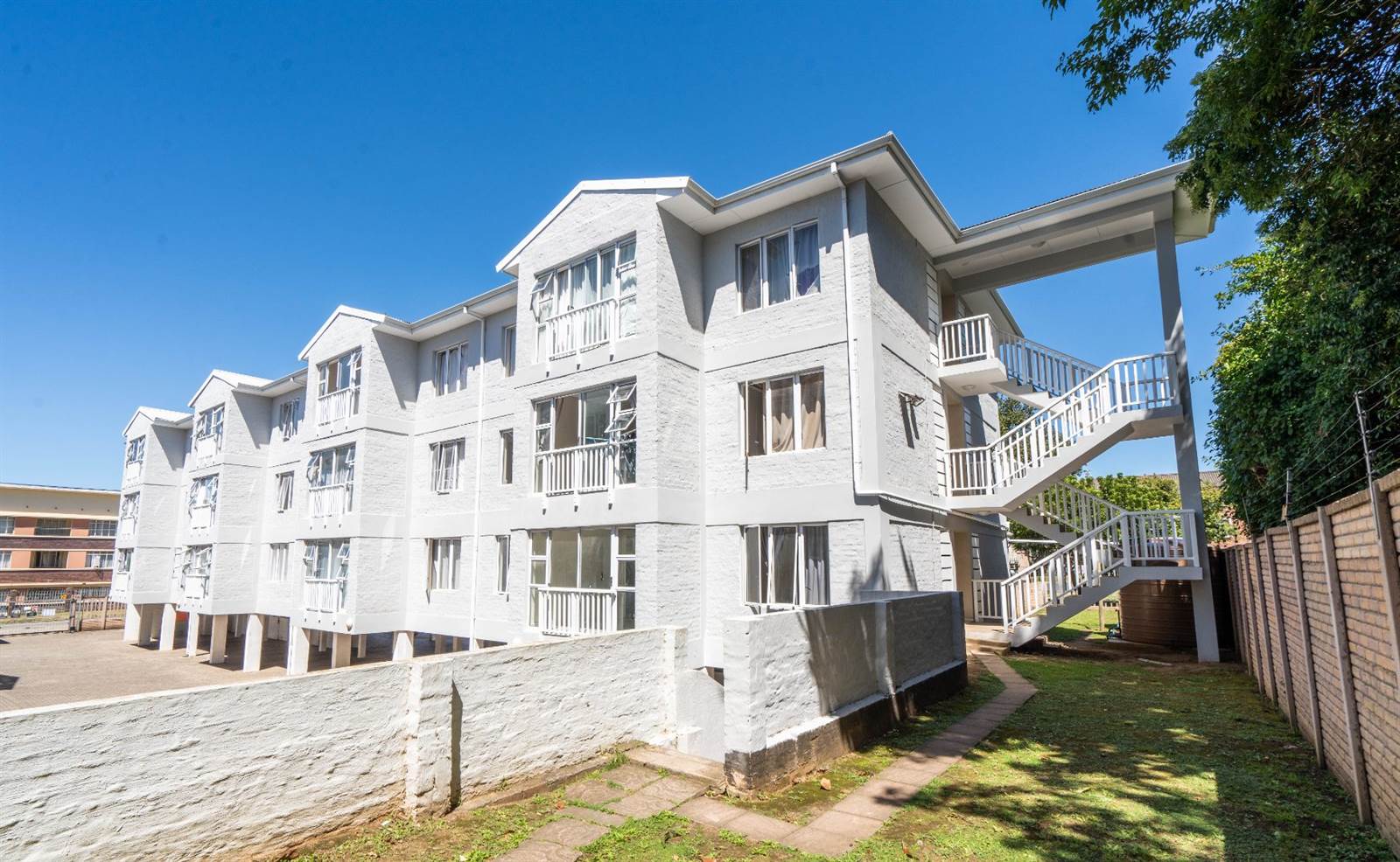 2 Bed Apartment in Grahamstown Central photo number 13