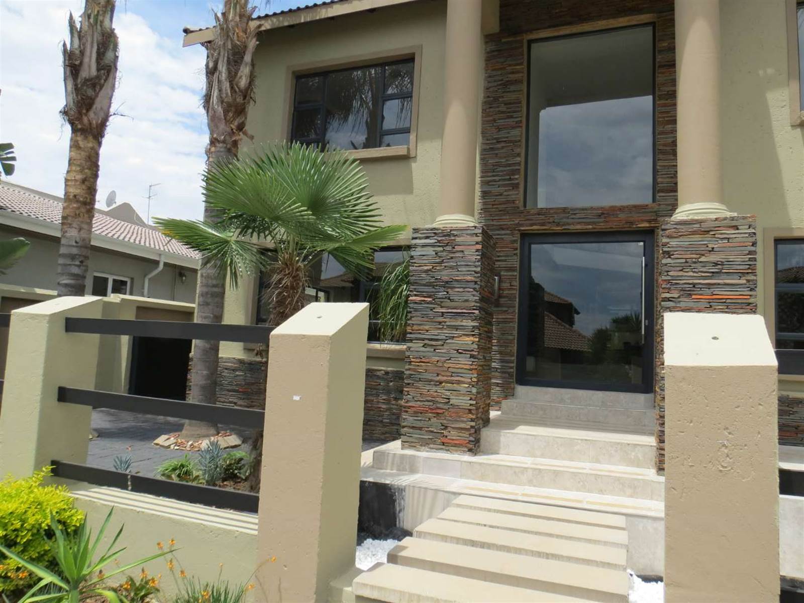 4 Bed House in Greenstone Hill photo number 4