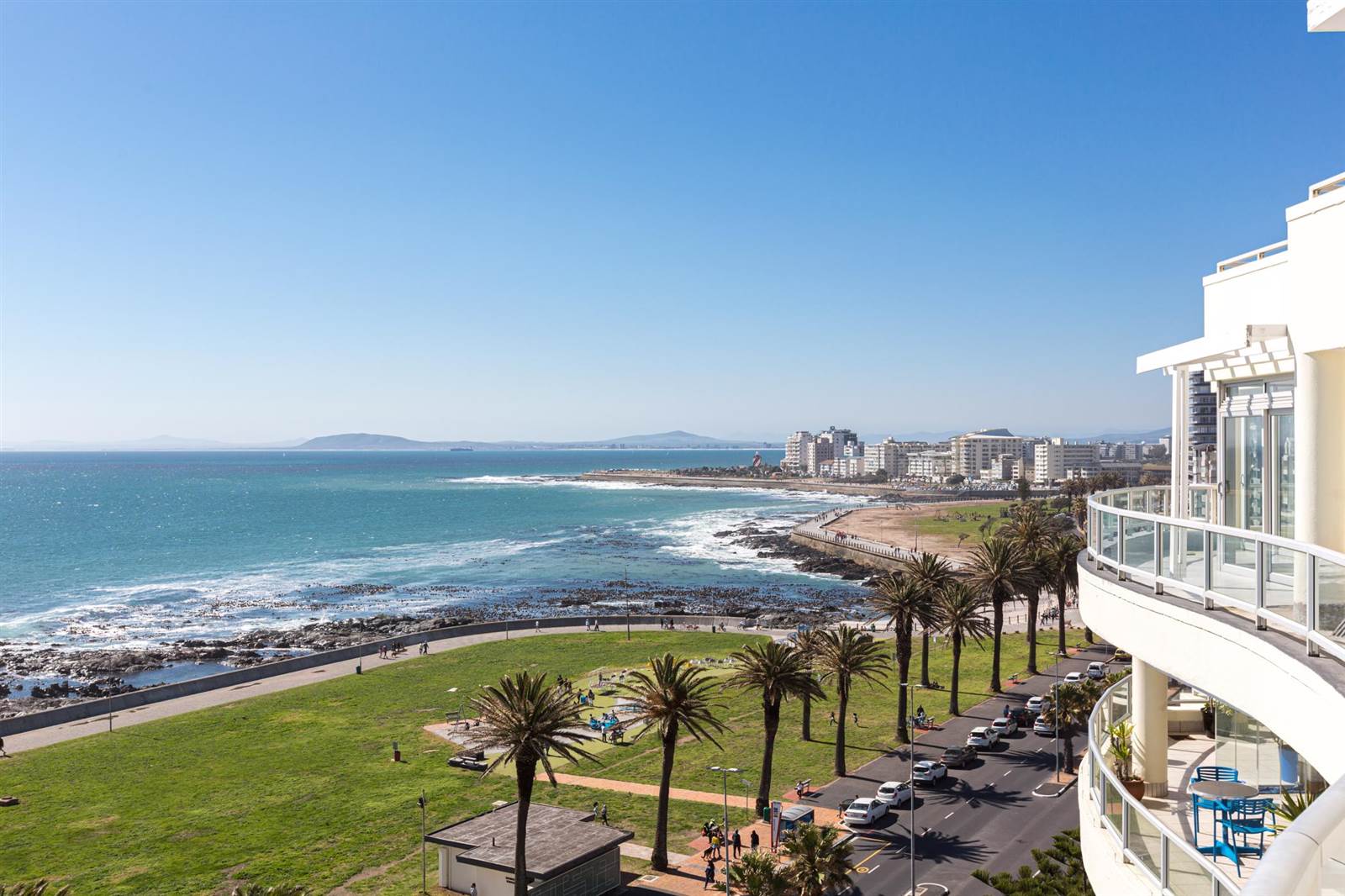 4 Bed Apartment in Sea Point photo number 3